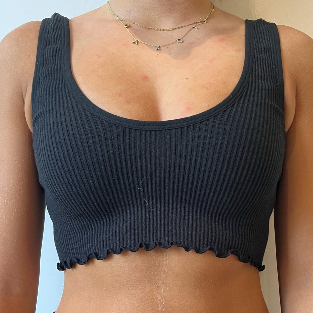 Simple ribbed black tank top